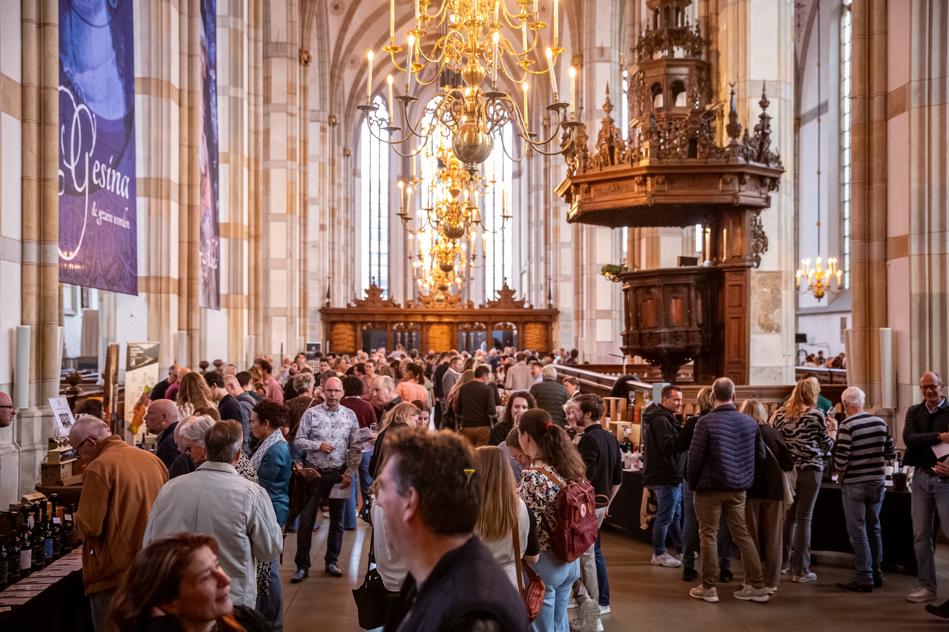 Bezoekers genieten van het Portwijnfestival in de Grote Kerk Zwolle