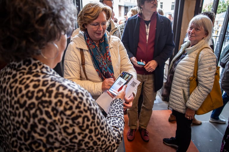 Bezoekers worden ingecheckt bij de ingang van een evenement