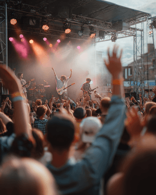 Indieband op een festivalpodium