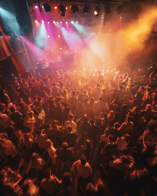 Volle dansvloer in een club